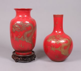 2 Chinese red vase