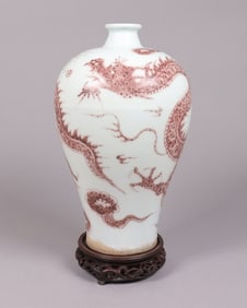 Chinese important dragon vase estate