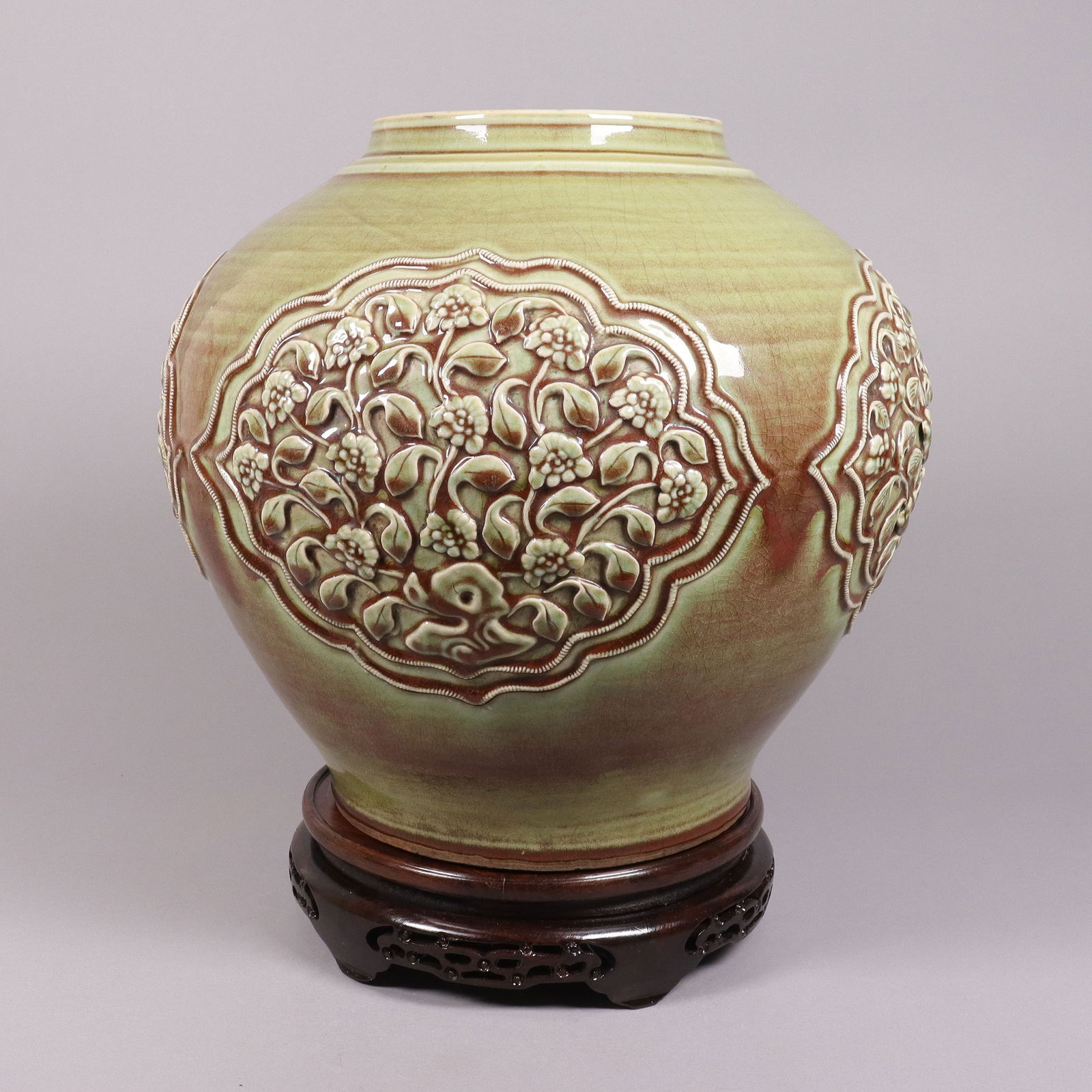 Chinese fine large pottery jar: Chinese fine large pottery jar. H: 11.9" x W: 12.5."