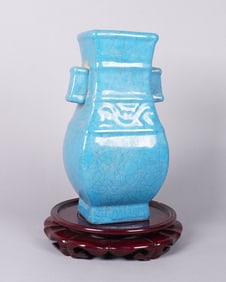 Chinese fine blue crackled vase