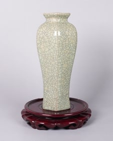 Chinese fine crackled vase