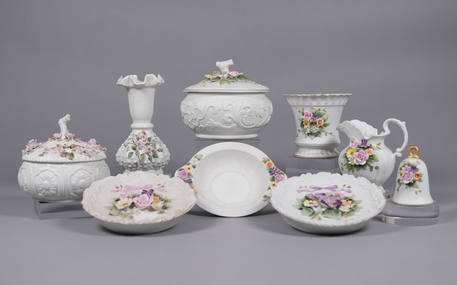 Lots vintage ceramics: Lots vintage ceramics, largest H: 2" x W: 6.5." Some of the flowers has damage, condition selling it as is. All sales are final.