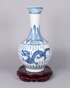 Chinese fine b/w dragon vase