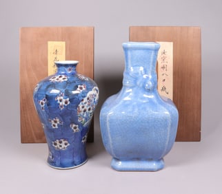 2 Chinese fine vase with wooden box