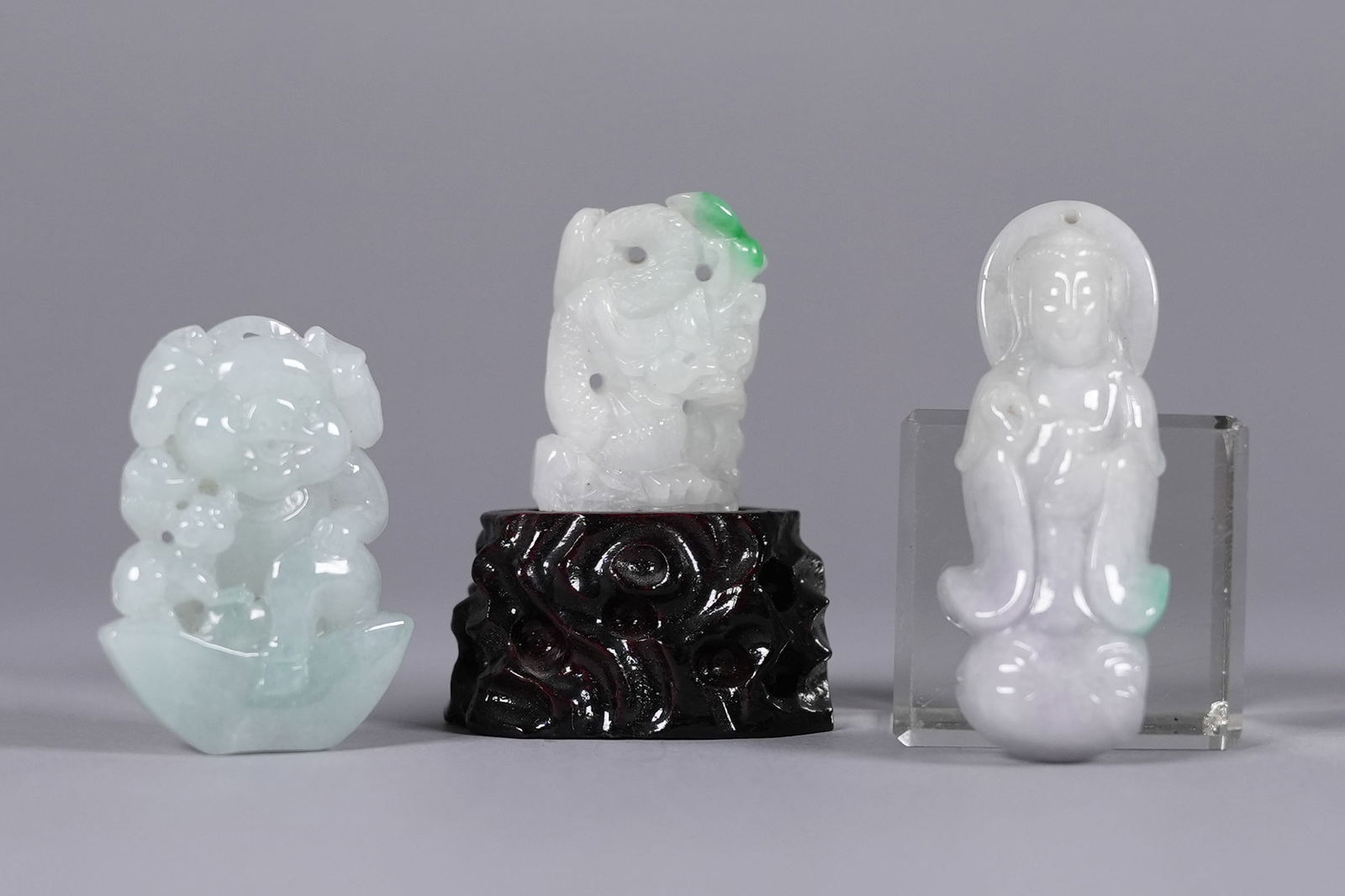 Lots Chinese carved jadeite: Lots Chinese carved jadeite.