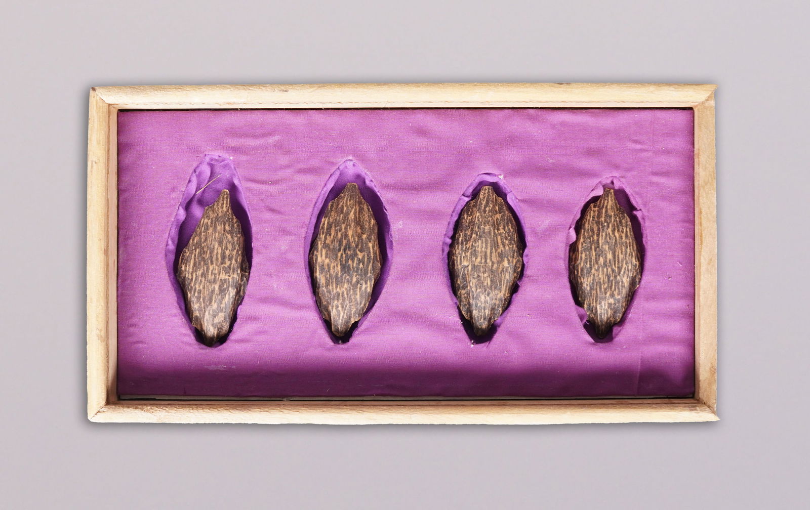 Lots Chinese scented wood in box (1 of 5)