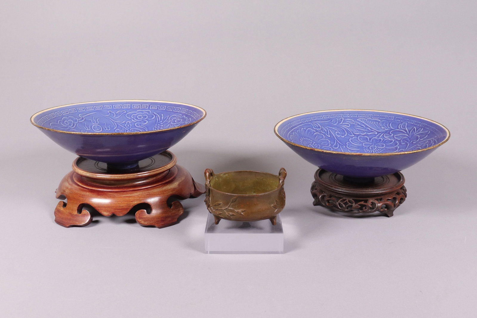 Lots Chinese fine items: Lots Chinese fine items, two bowls and one censer. Largest H: 2.5" x W: 8."
