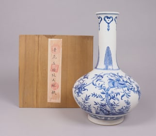 Chinese fine b/w vase with box