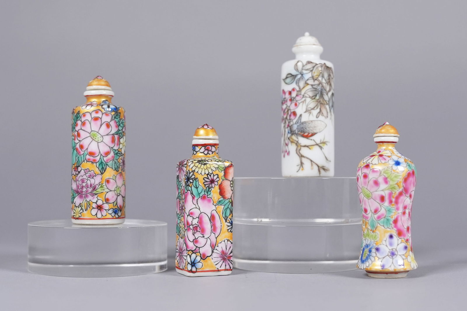 Lots Chinese snuff bottles: Lots Chinese snuff bottles.