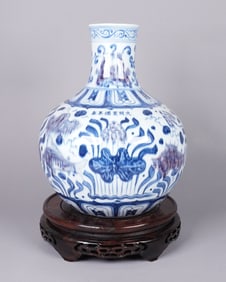 Chinese fine b/w vase