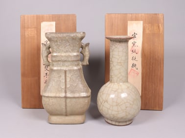 2 Chinese crackled vase with box