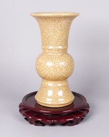 Chinese fine crackled vase
