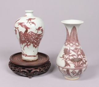 2 Chinese red vase