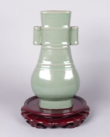 Chinese fine handled vase