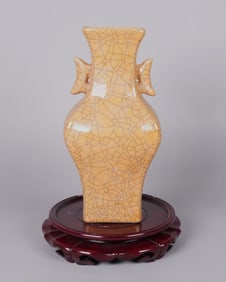Chinese fine handled vase