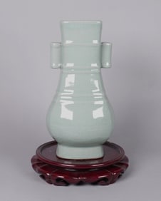 Chinese fine handled vase