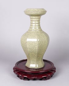 Chinese fine crackled vase