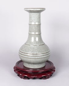 Chinese fine crackled vase