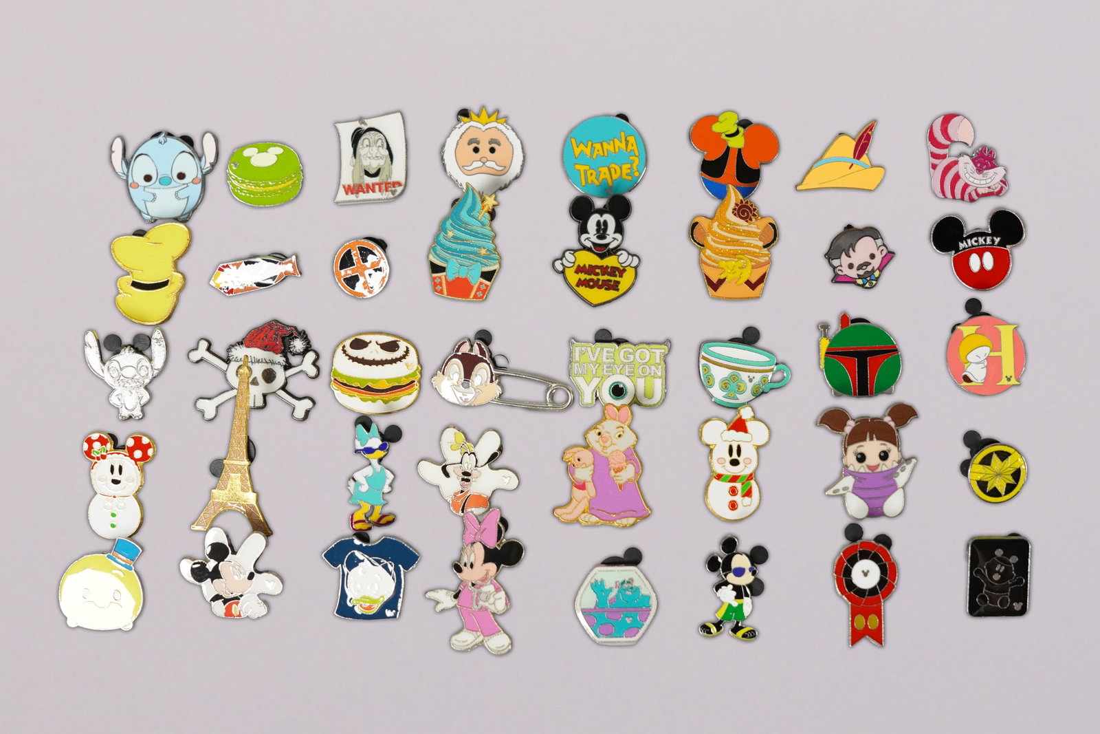 Lots Disney vintage pins: Lots Disney vintage pins.