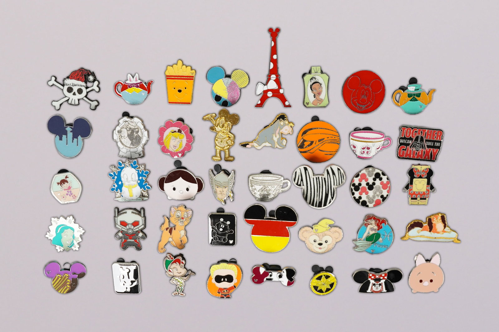Lots Disney vintage pins: Lots Disney vintage pins.