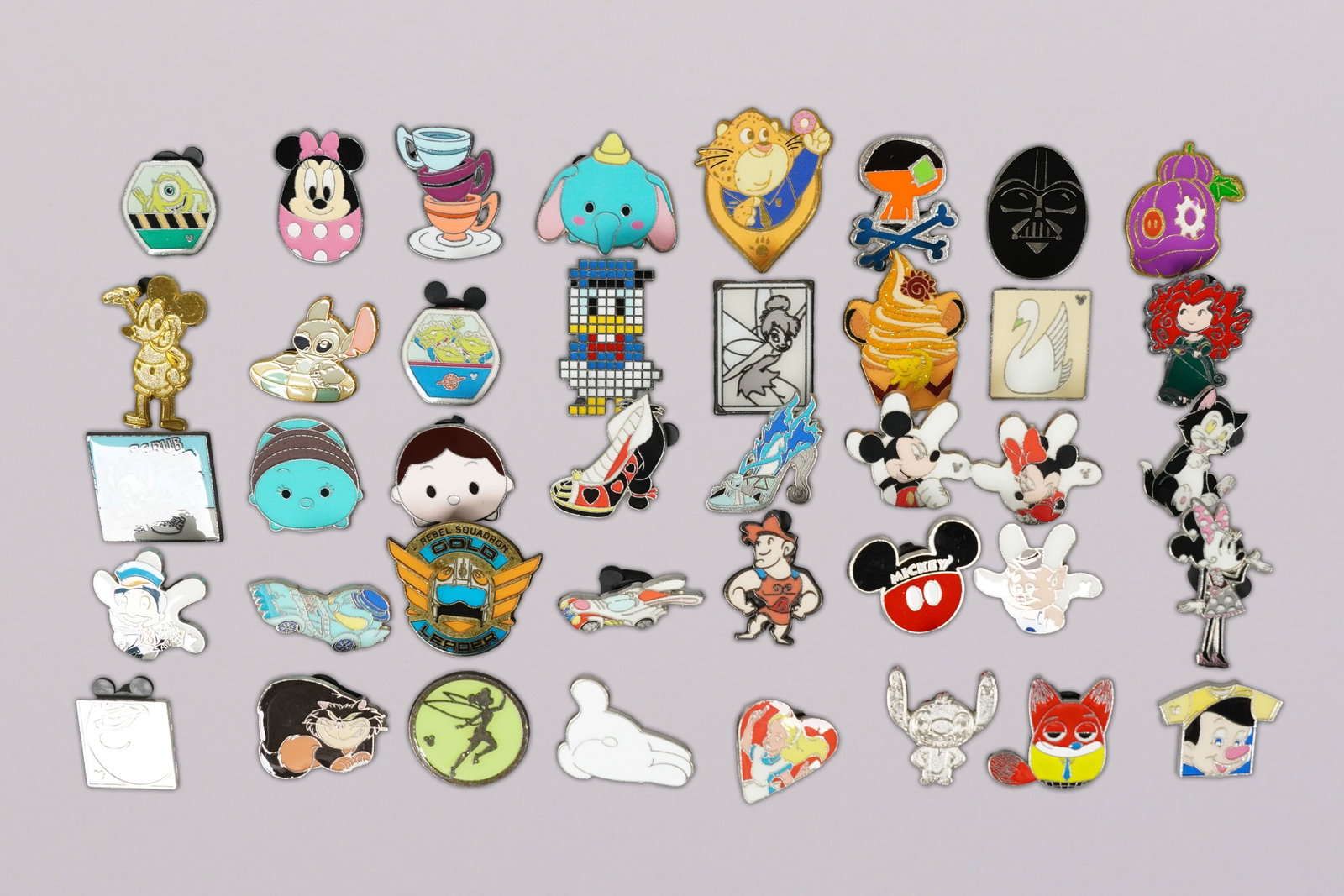 Lots Disney vintage pins: Lots Disney vintage pins.
