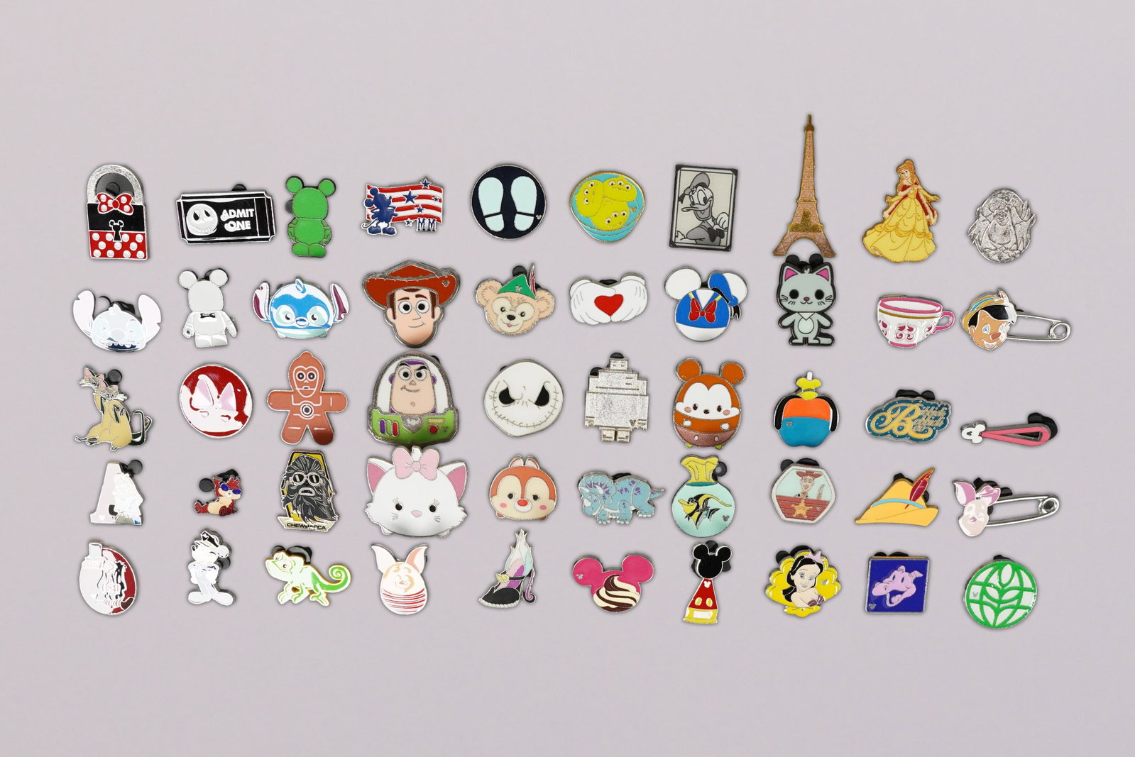 Lots Disney vintage pins: Lots Disney vintage pins.