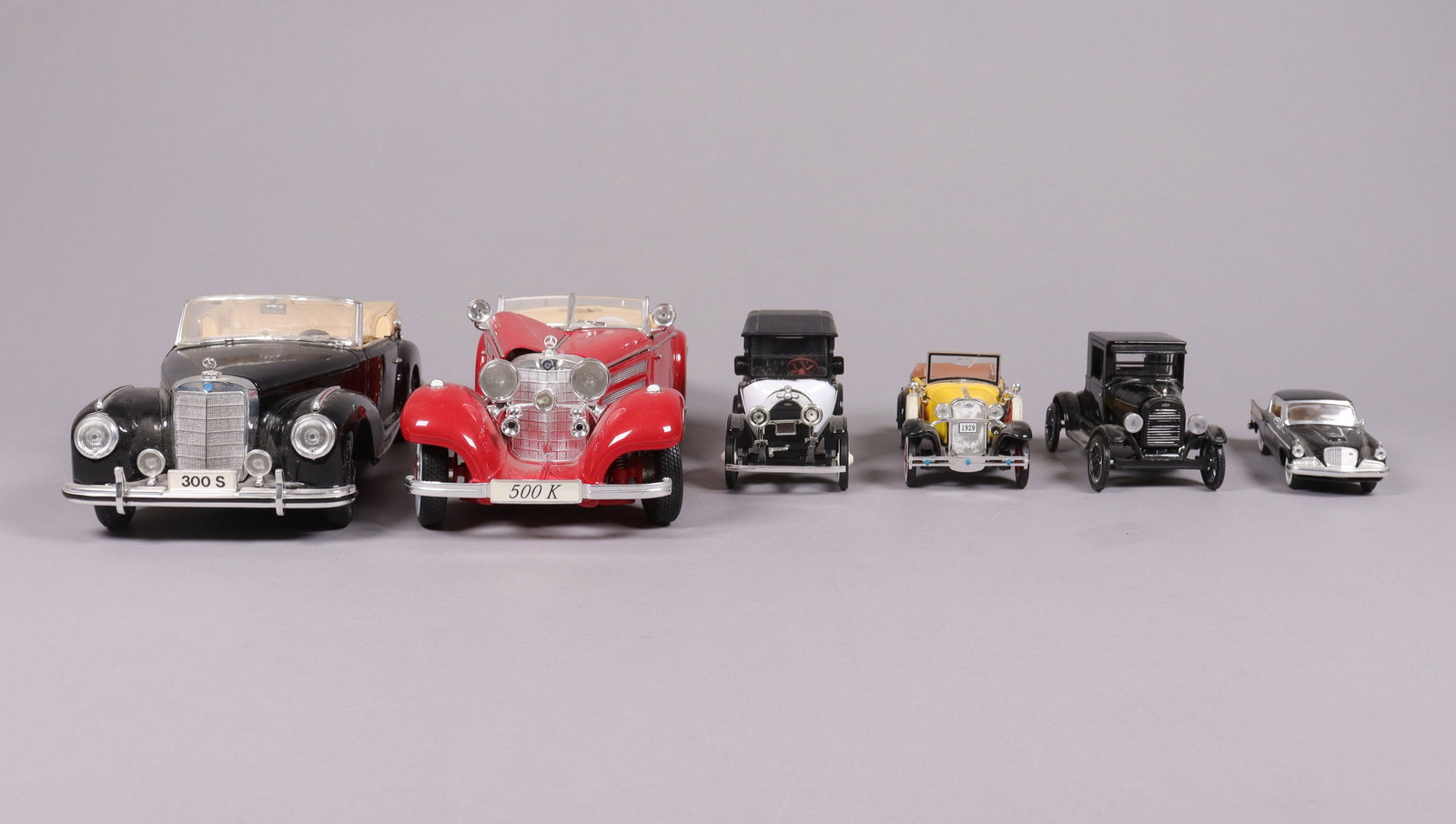 Lots vintage car toys: Lots vintage car toys, condition selling it as is. All sales are final.