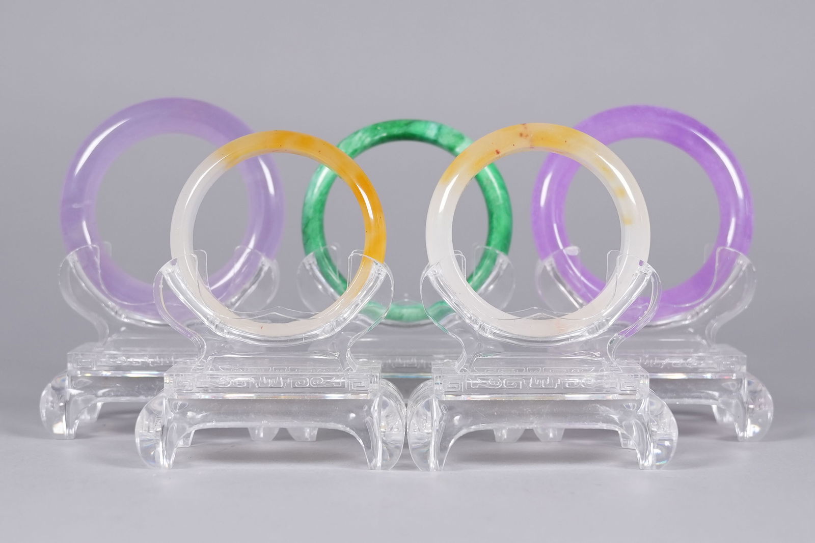 Lots Chinese fine bangles: Lots Chinese fine bangles.