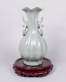 Chinese fine crackled vase