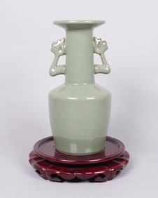 Chinese fine handled vase
