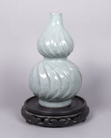 Chinese fine crackled gourd vase