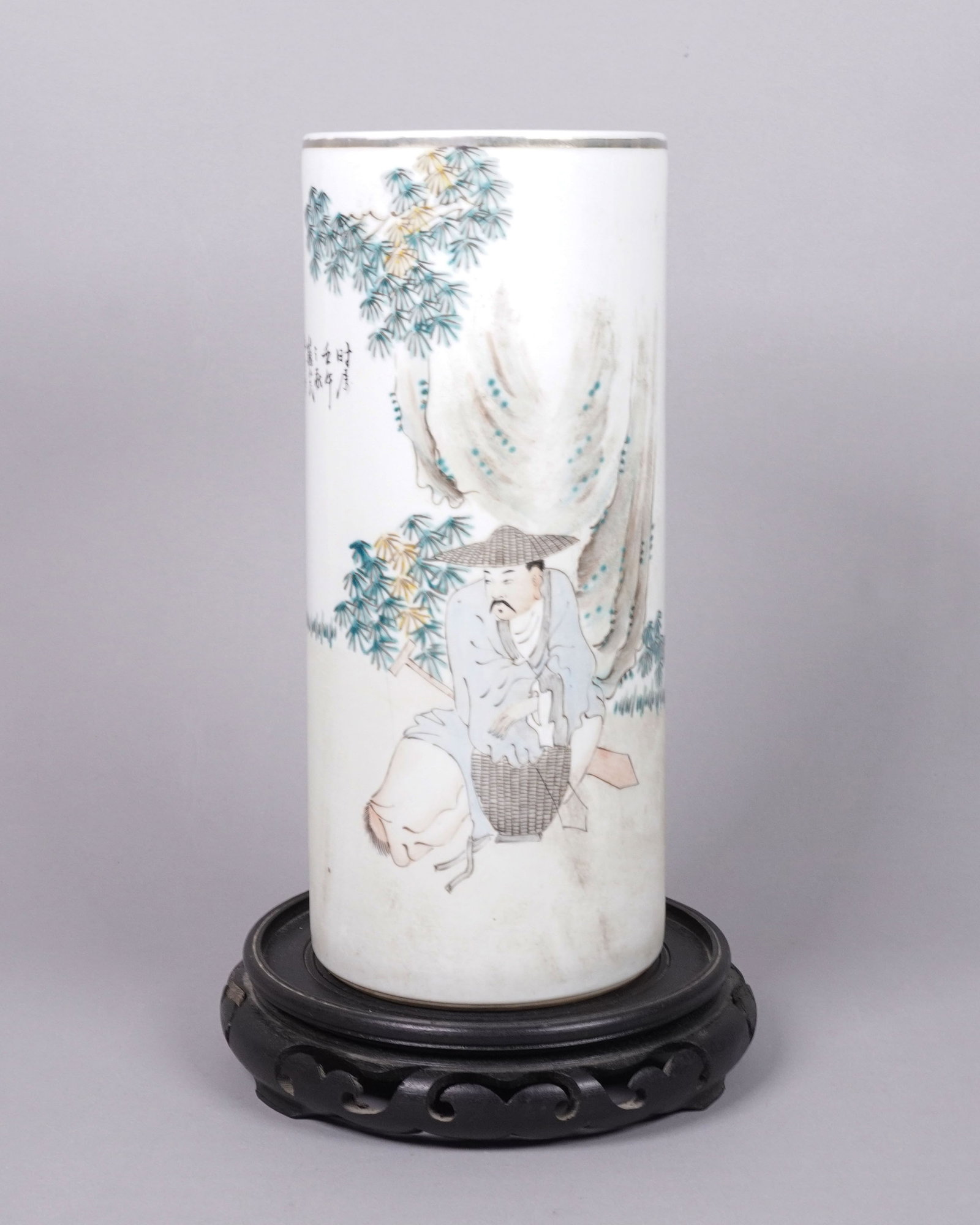 Chinese fine antique vase: Chinese fine antique vase. H: 11.1" x W: 4.75."