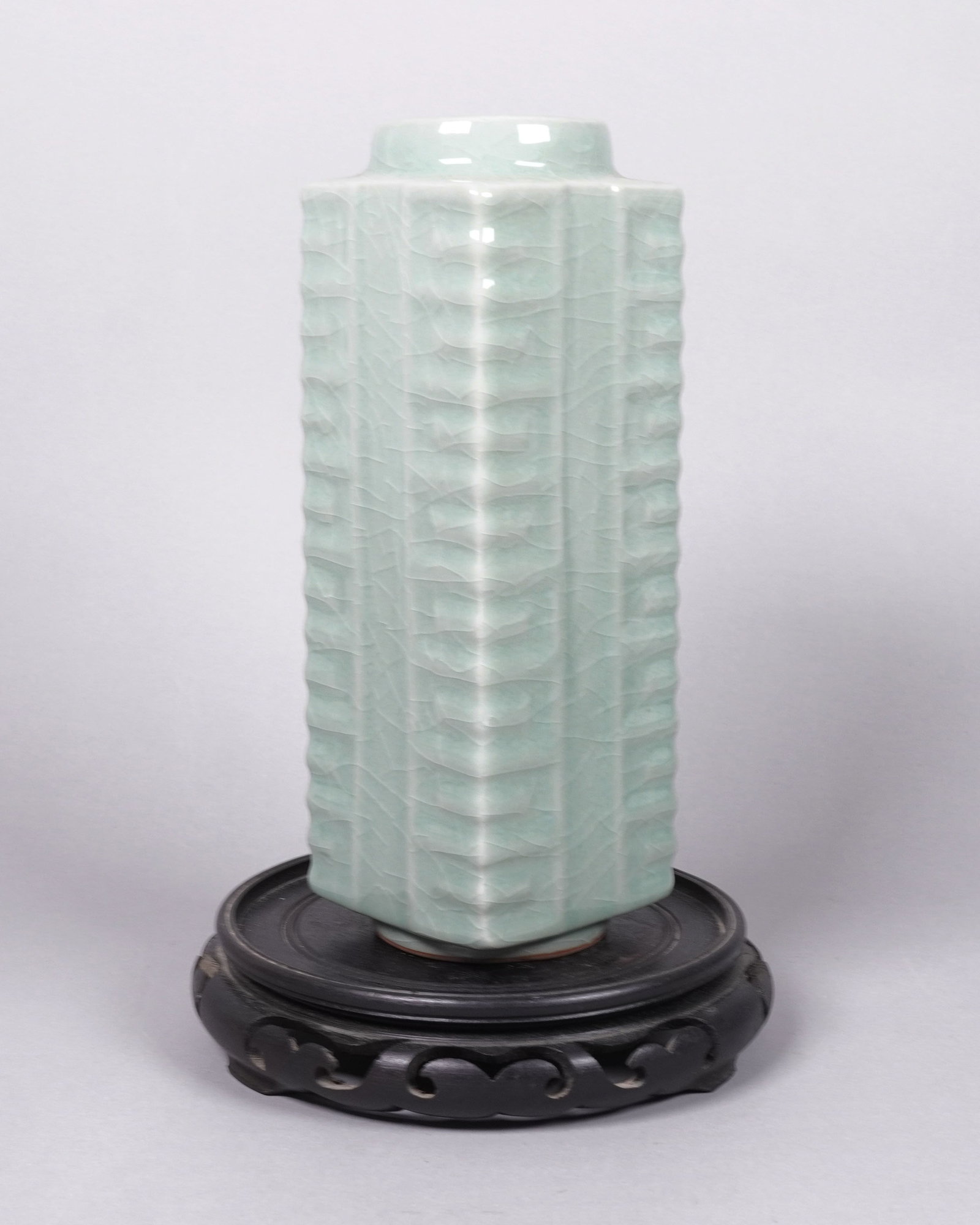 Chinese fine square vase: Chinese fine square vase. H: 9.8" x W: 3.3."