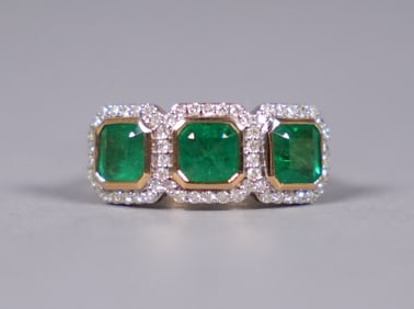 18 kt y/g emerald diamond ring