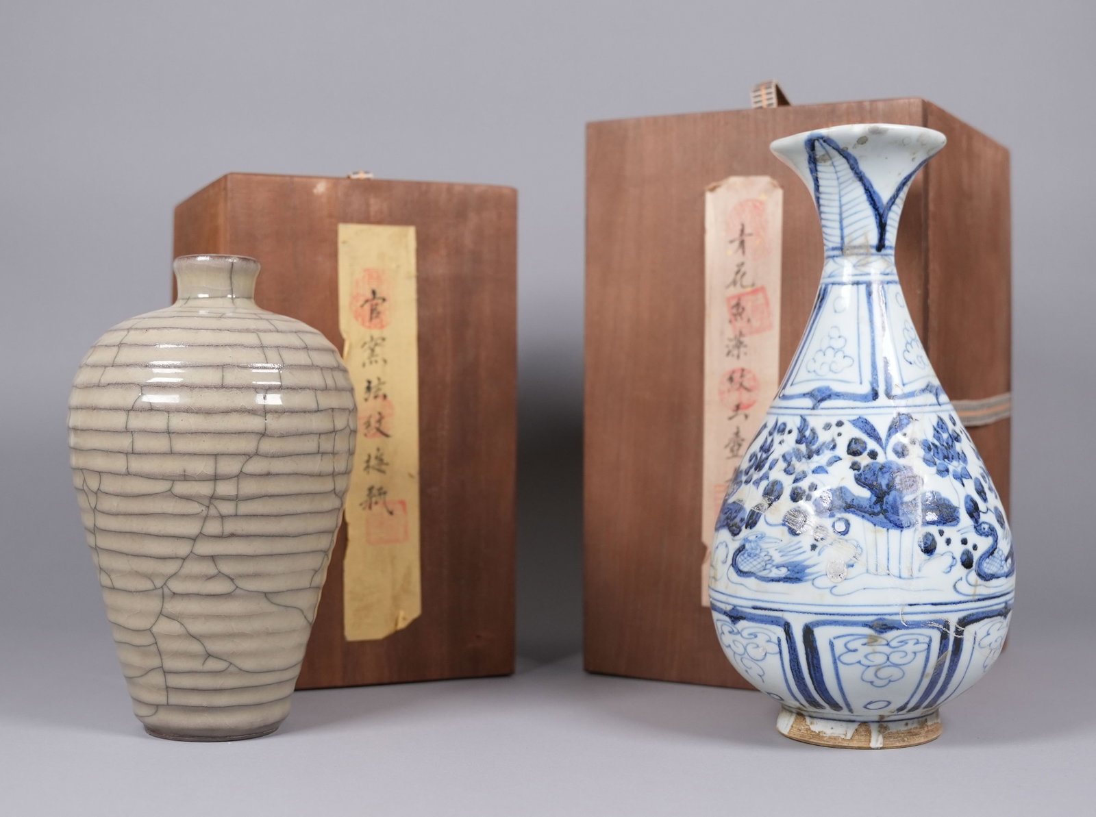 2 Chinese fine vase with wooden box: 2 Chinese fine vase with wooden box. Largest H: 11" x W: 5.5."