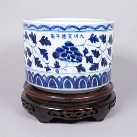 Chinese fine b/w brush holder