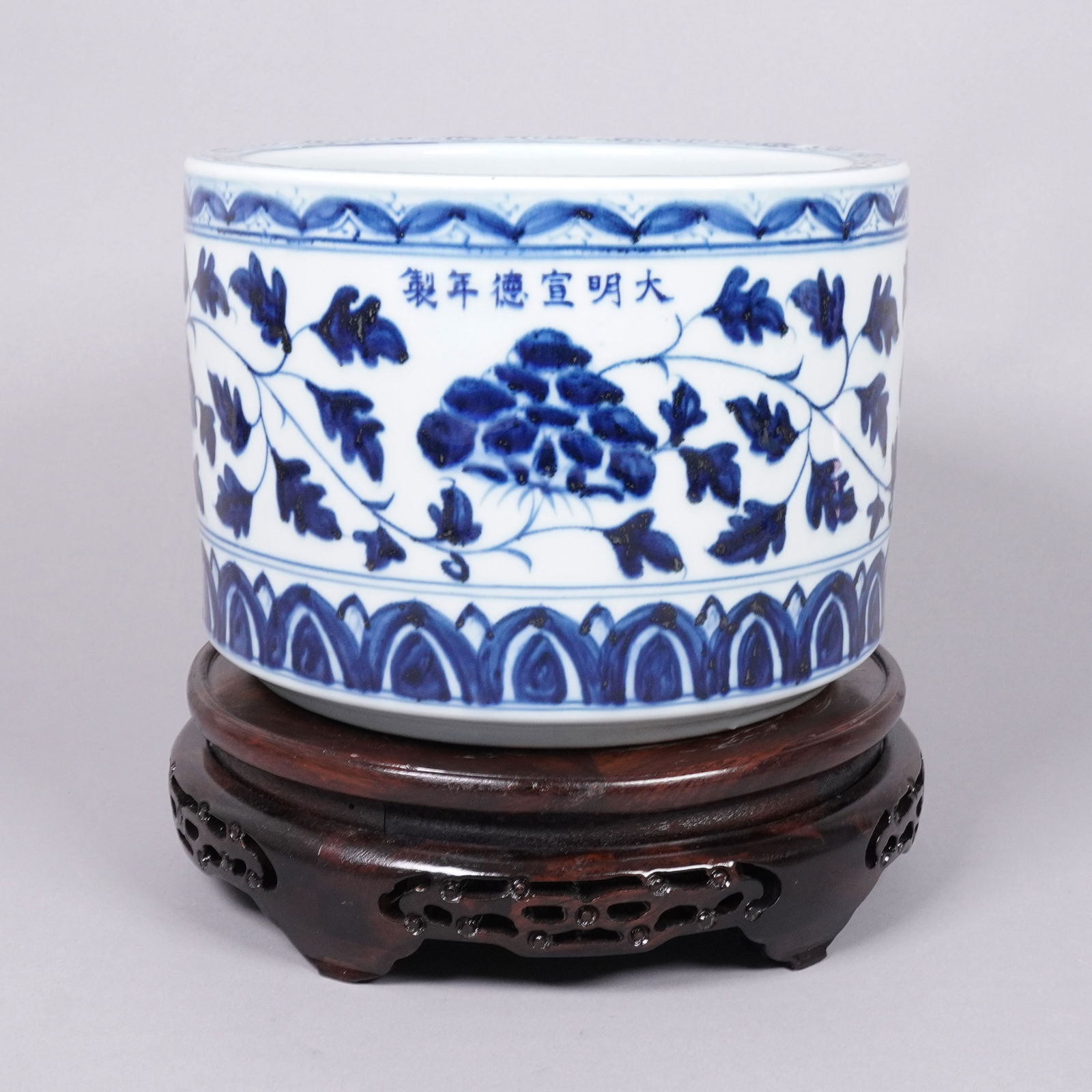 Chinese fine b/w brush holder (1 of 6)