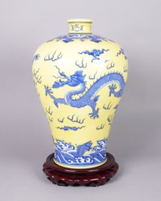 Chinese fine yellow dragon vase
