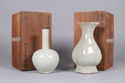 2 Chinese crackled vase with box