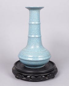 Chinese fine crackled vase