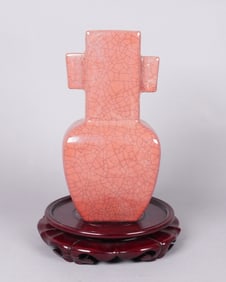 Chinese red crackled vase