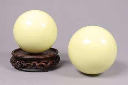 2 Chinese glow balls