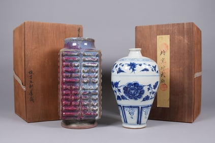 2 Chinese fine vase with wooden box