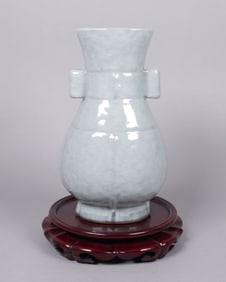 Chinese fine crackled vase