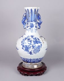 Chinese b/w handled vase