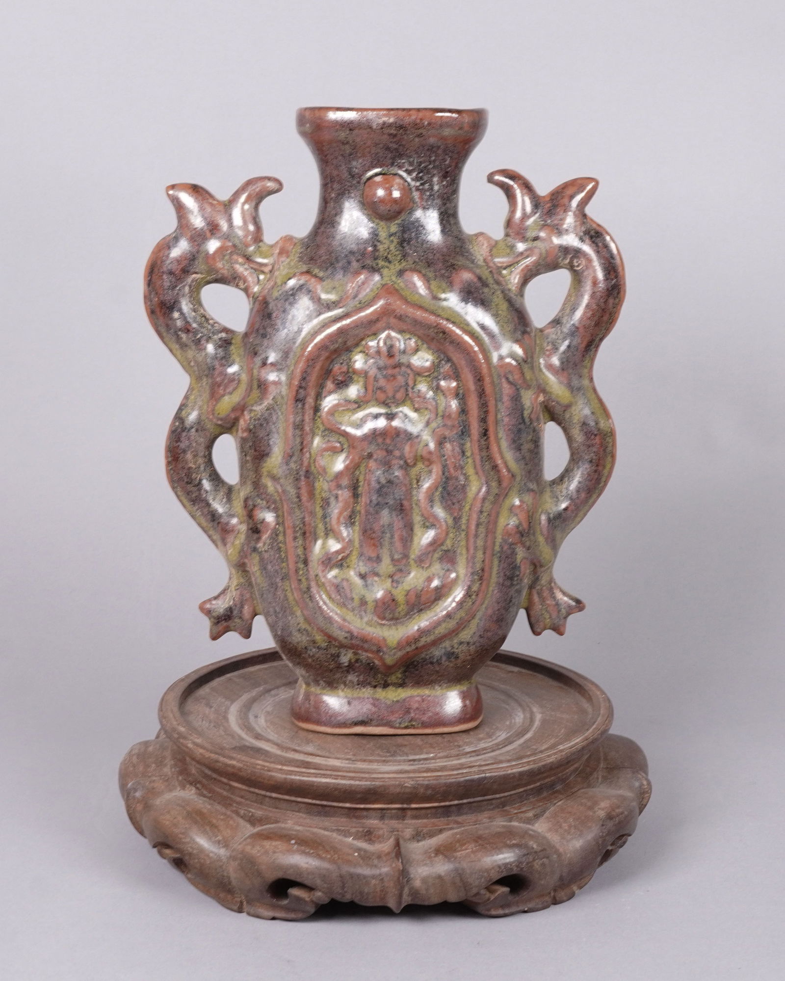 Chinese ceramic vase: Chinese ceramic vase. H: 9.2" x W: 7.5."