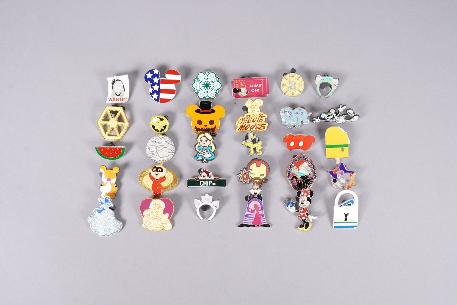 Lots vintage Disney pins: Lots vintage Disney pins.