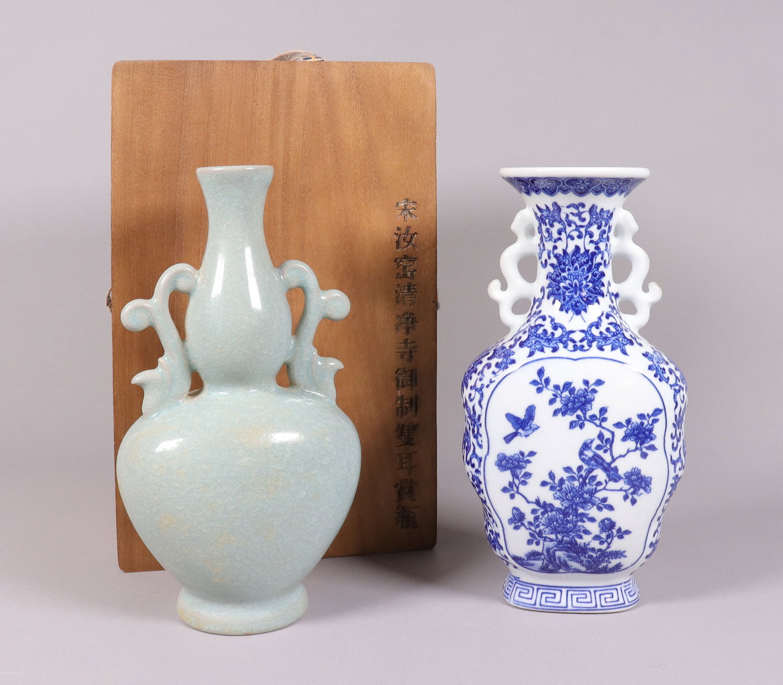 Lots Chinese porcelain vase: Lots Chinese fine porcelains vase with wooden box. Largest H: 8.75" x W: 4.25."