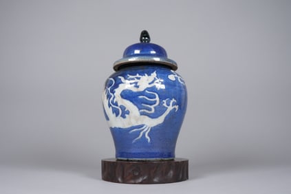 Chinese fine dragon jar