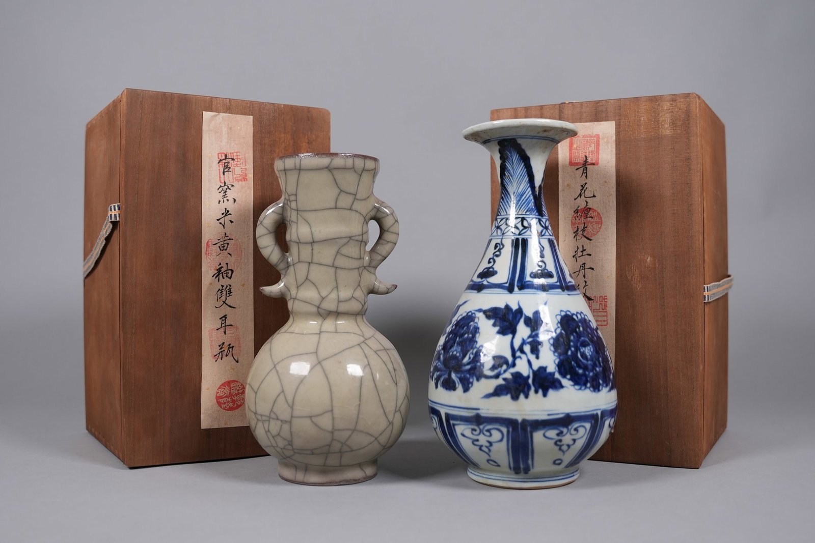 Lots Chinese vase with box: Lots Chinese fine vase with wooden box. Largest H: 9.1" x W: 5."